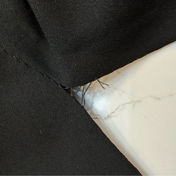 Elegant Black Sleeveless Dress - Picture 11 of 12